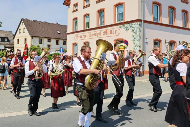 Gemeinsam im Festzug: Der MGV Pettstadt beim 150-jährigen Jubiläum der FF Debring