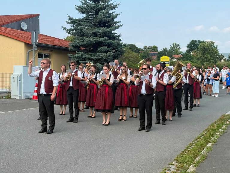 Musikalische Begleitung beim Kerwaumzug in der Regnitzau am 1. August 2026